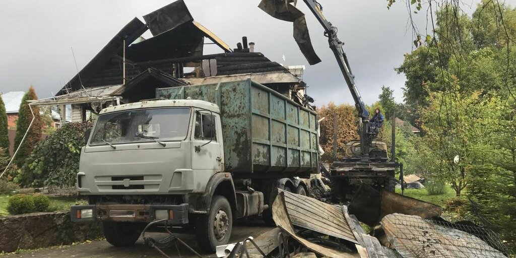 Вывоз мусора после пожара с утилизацией в Соли-Илецке в октябре