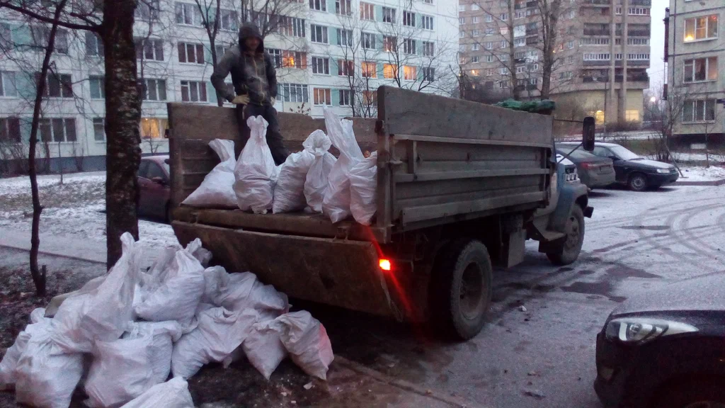 Вывоз мусора в мешках в Соли-Илецке в октябре