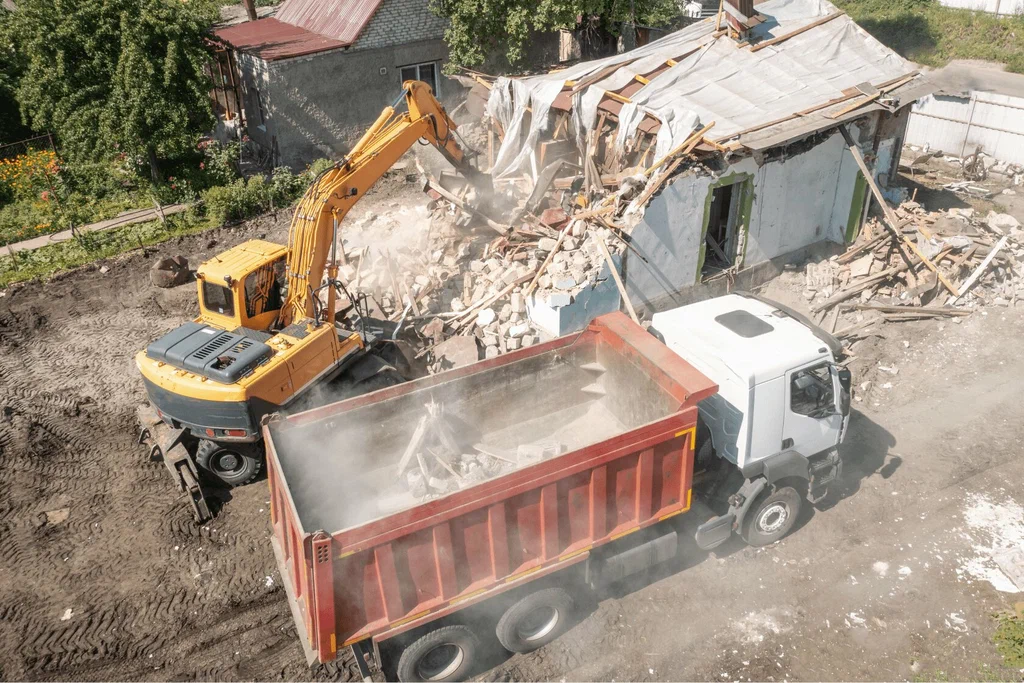 Вывоз мусора после сноса зданий с выездом в Соли-Илецке в октябре
