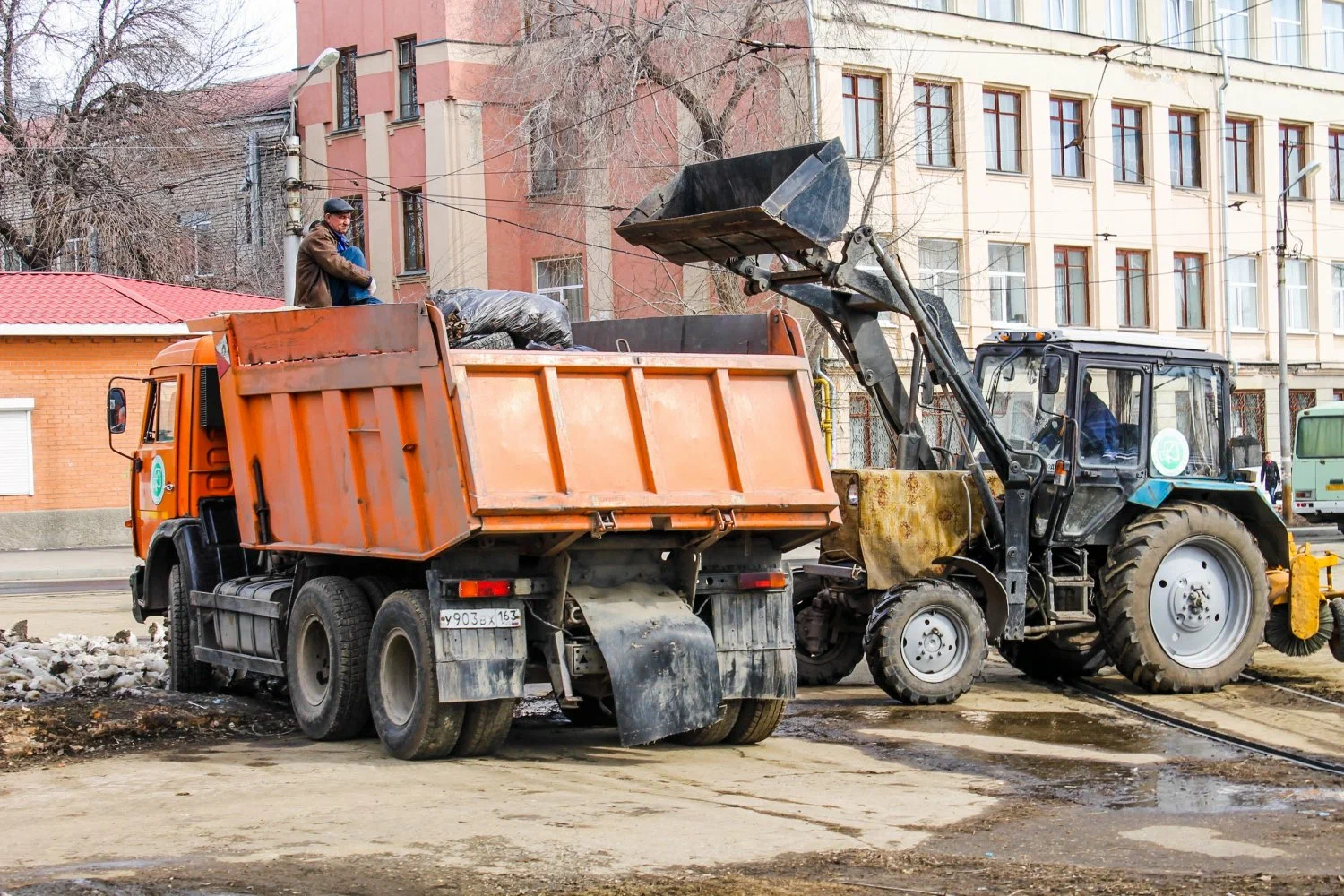 Вывоз мусора Камазом в Соли-Илецке – аренда и заказ Камаза 10 тонн от 2448 руб. в ПроМусор