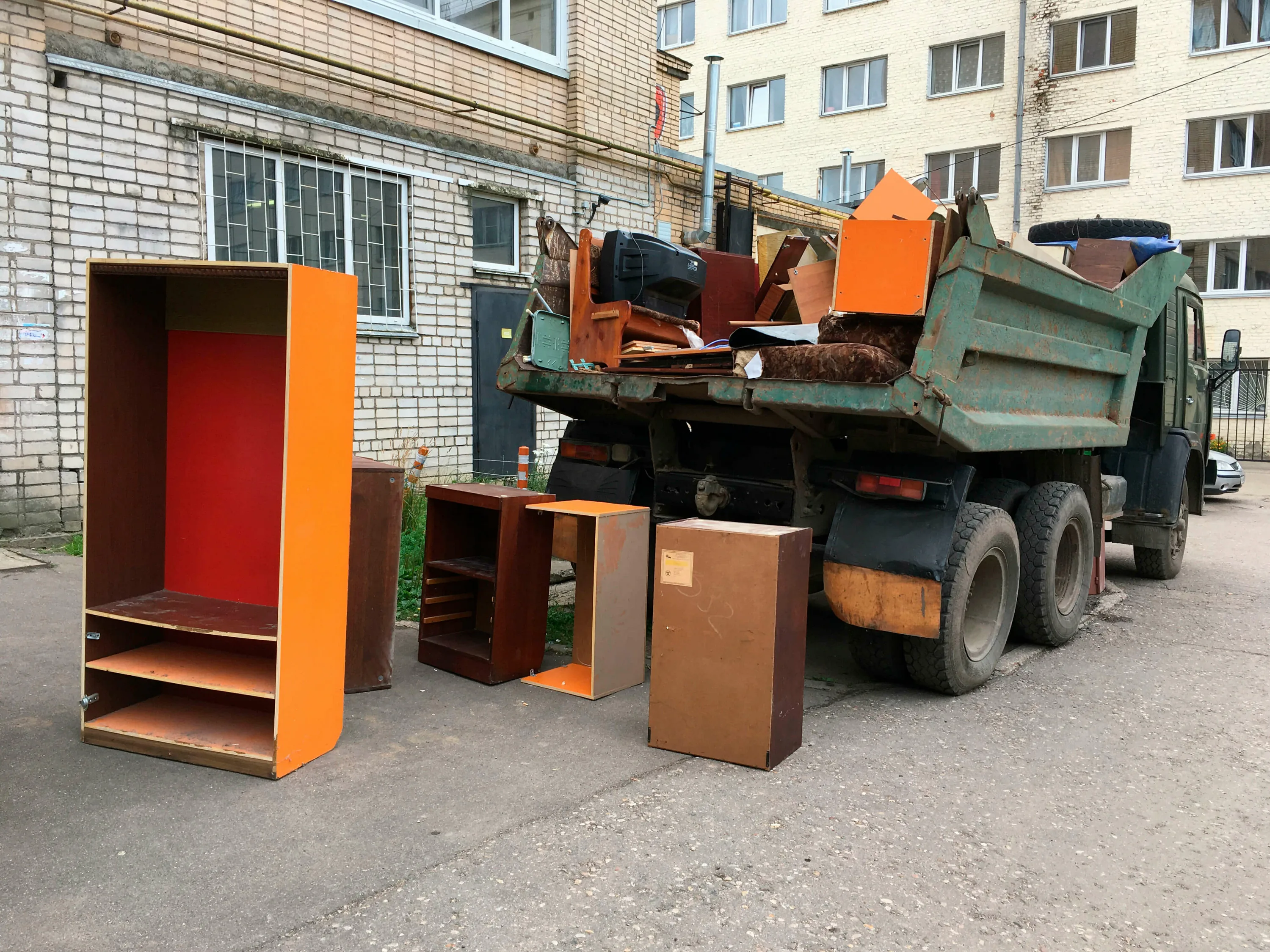 Утилизация старой мебели с вывозом и разбором в Соли-Илецке в октябре