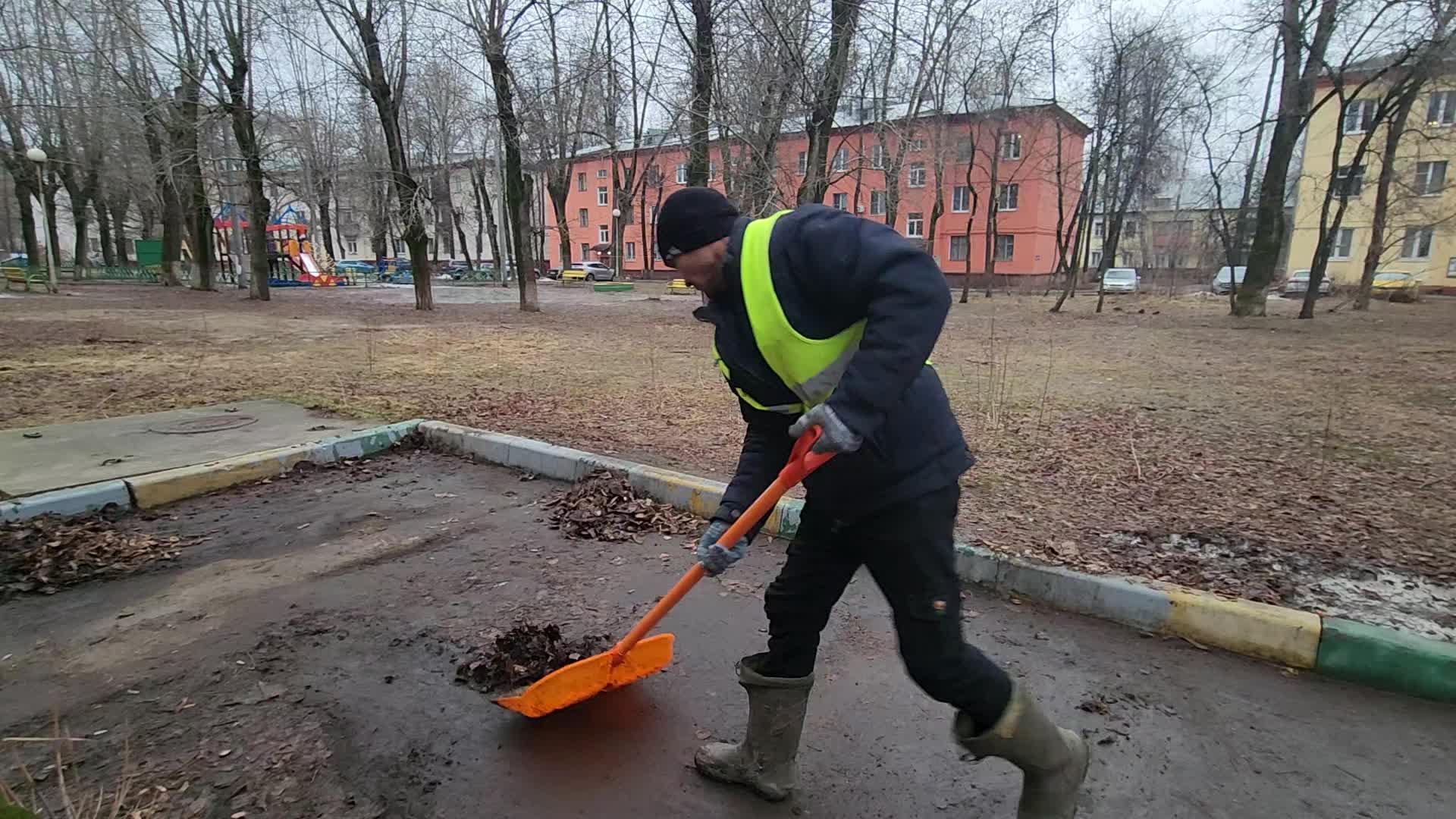 Уборка территорий в Соли-Илецке в октябре