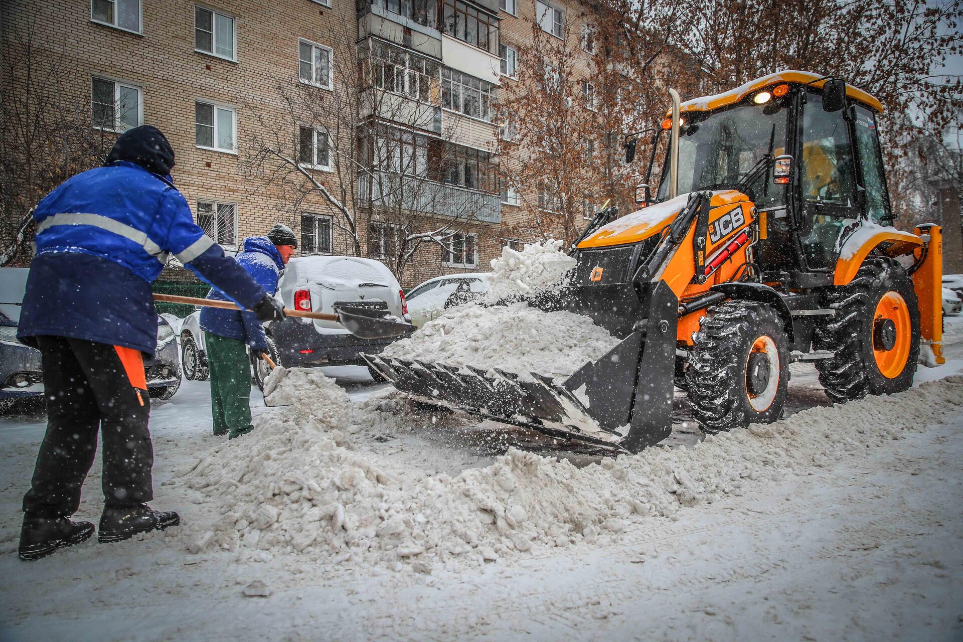 Очистка дворов от снега и наледи в Соли-Илецке — уборка снега, трактор и ручная, цены от 521 руб. | ПроМусор