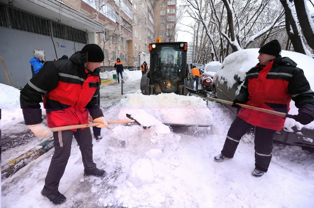 Очистка дворов от снега с гарантией результата в Соли-Илецке в октябре