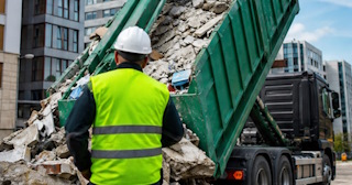 Вывоз строительного мусора в Соли-Илецке: услуги лицензированной компании — ПроМусор